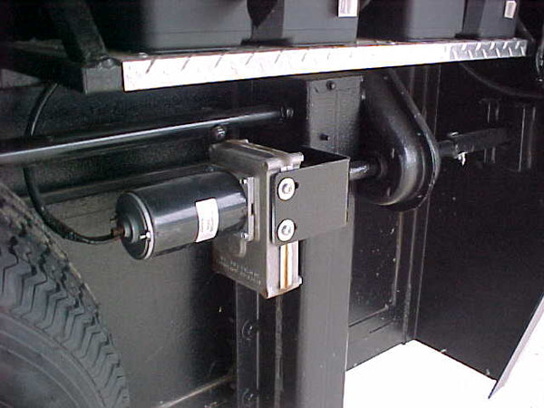Magnum Lift LEGB-2 mounted on left side of gooseneck jack.